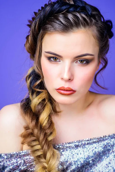 Sexy vrouw met mode-make-up. Beauty Fashion. huidverzorging en make-up. mooie vrouw met luxe haar. beste kapsel. volume haar. kapsalon. modieuze make-up — Stockfoto