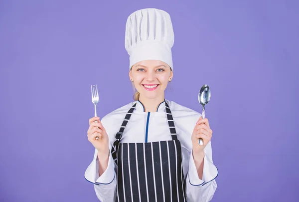 Έννοια σχολή μαγειρικής. Γυναίκα επαγγελματίας σεφ κρατήστε σκεύος κουτάλι και ένα δίκρανο. Χρόνο για να φάει. Όρεξη και γούστο. Παραδοσιακό μαγειρικό. Επαγγελματική cook μαγειρικά σχολείου. Μαγειρικές τέχνες Ακαδημία — Φωτογραφία Αρχείου
