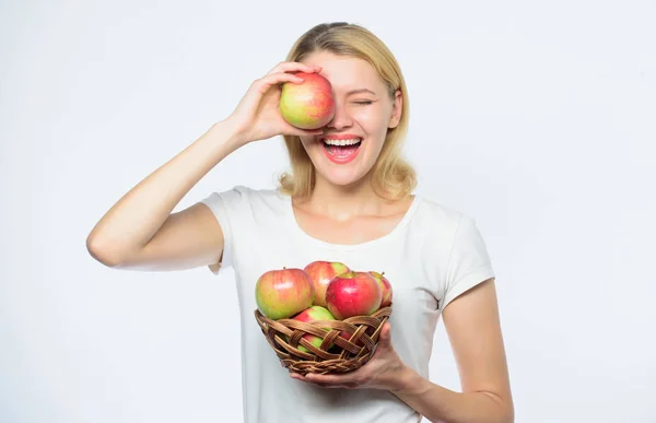 이것은 괜찮아야합니다. 비타민 다이어트. 자연. 가을 수확. 봄 제철 과일. 과수원, 사과 바구니와 소녀. 농업 녹색 생활. 건강한 음식. 행복한 여자는 사과를 먹는다. 건강한 라이프스타일 즐기기 — 스톡 사진