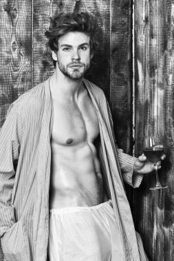 Maço saç degustate lüks şarap tousled. Erotik ve arzu kavramı. Bekarlığa veda şarap tadını çıkarın. Adam alkol içki ile rahatlatıcı çekici. Adam seksi göğüs terli cilt kadehinin tutun. Şarap içmek ve rahatla