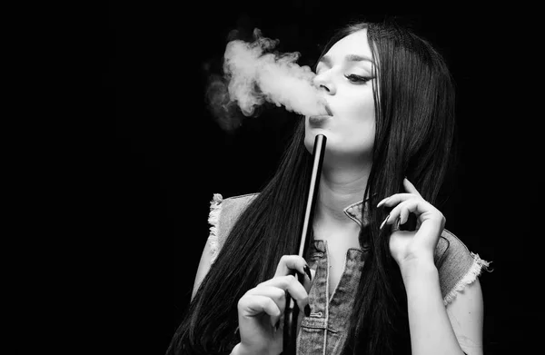 Dziewczyna vaping. Odpoczywaj i zrelaksuj się. Bar Hookah. Elektroniczny papieros. Dziewczyna mody vaping. Biała chmura dymu. Vaping jest sexy. Uzależnienie od nikotyny. Glamorous brunetka palenie vaping urządzenie czarne tło — Zdjęcie stockowe