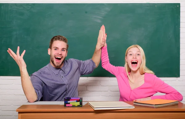 Studentenleben. Unterricht und Tafel. Lehrertag. Moderne Schule. Wissenstag. Paar Mann und Frau im Klassenzimmer. Sie hat das Buch, das sie braucht. zurück zur Schule. Glückliches Paar — Stockfoto