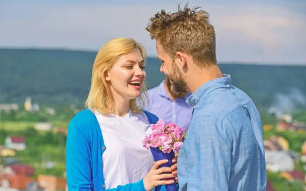 Verliefde daten terwijl jaloers bebaarde man kijken vrouw bedriegen hem met minnaar paar. Paar romantische datum liefhebbers boeket bloemen. Ontrouw concept. Liefhebbers vergadering buiten flirt romantiek betrekkingen — Stockfoto