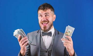 Zenginlik ve refah kavramı. Nakit kolay ve hızlı bir şekilde olsun. Nakit işlem iş. Kolay nakit krediler. Resmi takım elbise mavi arka plan doları banknot yığını tutun. İşadamı nakit para var.