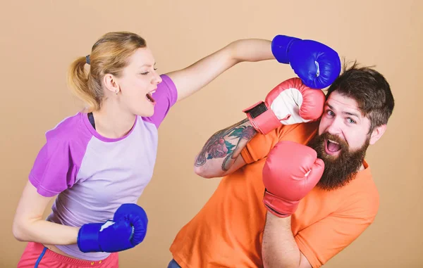 La oportunidad puede llamar. Knockout y energía. entrenamiento de pareja en guantes de boxeo. Mujer feliz y hombre barbudo entrenar en el gimnasio. Ropa deportiva. Pelea. entrenando con el entrenador. puñetazos, deporte Éxito. Knockout. . — Foto de Stock