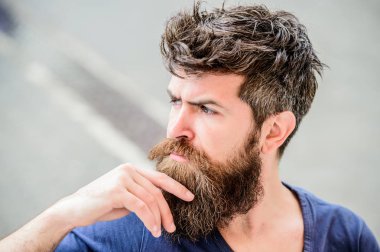 Zor bir karar verirken. Sakallı adam konsantre surat. Düşünceli ruh hali kavramı. Önemli yaşam seçimleri yapmak. Sakallı ve bıyıklı adam düşünceli sorunlu. Sakallı düşünceli ifade ile Hipster