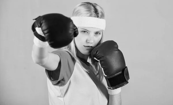 Donna che si allena con i guanti da boxe. Concetto di pugilato sportivo. Esercizi di cardio boxe per perdere peso. La ragazza impara a difendersi. Femminilità ed equilibrio di forza. Donna guanti da boxe godere di allenamento — Foto Stock