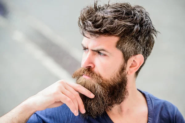 Tomando una decisión difícil. Cara concentrada del hombre barbudo. Concepto de humor reflexivo. Tomar decisiones importantes en la vida. Hombre con barba y bigote atormentado. Hipster con barba expresión reflexiva — Foto de Stock