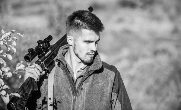 라이플 총을 가진 남자 사냥꾼입니다. 부트 캠프입니다. 사냥 능력 및 무기 장비입니다. 어떻게 사냥에 취미를 설정 합니다. 군사 유니폼 패션입니다. 수염 난된 남자 사냥꾼입니다. 육군 부 대입니다. 위장. 관찰 산책 — 스톡 사진