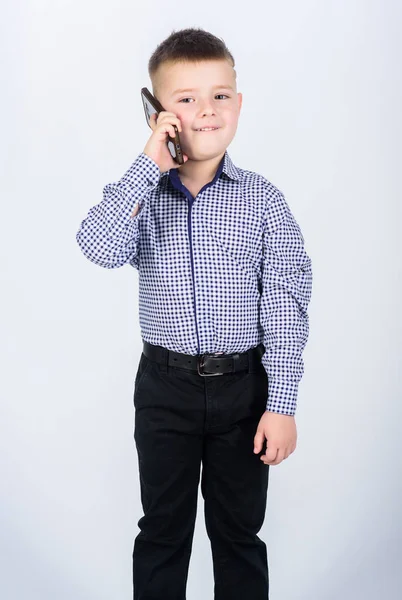 Lindo chico mantenga el teléfono inteligente. Conversación móvil. Comunicación móvil. Aparato moderno. Pequeño hombre de negocios. Escuela de negocios. La educación y el desarrollo. Niño pequeño ropa formal llamada de teléfono móvil —  Fotos de Stock