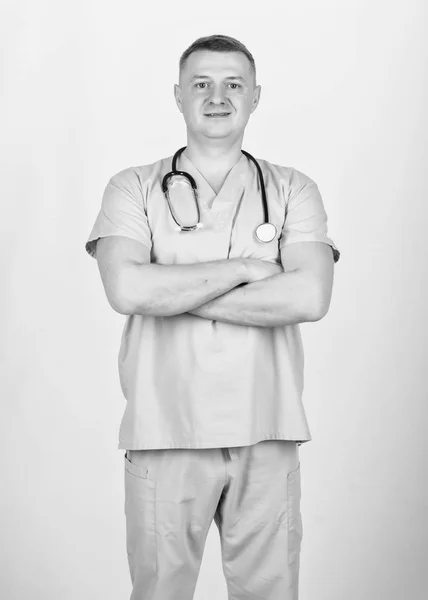 Medicina y salud. Médico profesional. Médico experimentado ropa beige sobre fondo blanco. Clínica privada. Comprueba la salud. Carrera de doctor. Hombre doctor con estetoscopio médico uniforme — Foto de Stock