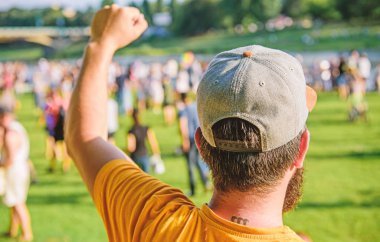 Eğlence konsepti. Yaz festivalini ziyaret edin. Adam tatil veya festival kutlamak. Yaz festivali. Adamın sakallı hipster'ı kalabalığın önünde. Şimdi bilet ayırt. Açık hava konseri. Şehir günü. Müzik festivali
