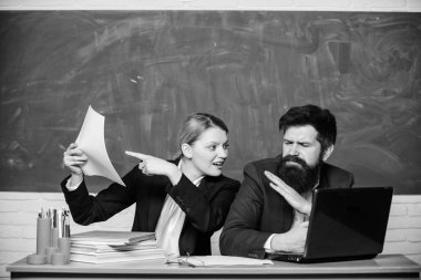 Okul eğitimi. Okul dersine hazırlanın. Yıllık rapor. Öğretmen ve danışman okul sınıfında birlikte çalışıyor. Eğitim programı. Belgelerile dizüstü bilgisayar ve müdür ile okul eğitimci