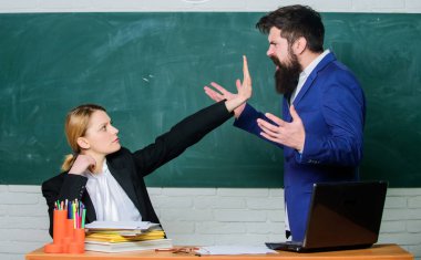 Lütfen çeneni kapa. Şikayetlerden bıktım. İtiraz konusunda kayıtsız. İtiraz reddedildi. Okul öğretmeni ve veli. Benimle konuşmayı kes. Eleştiri ve itiraz kavramı. Öğretmen adamın susmasını istiyor.