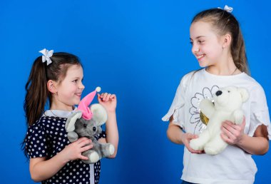 Çocuk bakımı. Kız kardeşler ya da en iyi arkadaşlar oynar. Tatlı bir çocukluk. Çocukluk kavramı. Hayata hazırlanıyorum. Oyuncak dükkanı. Sevgi ve dostluk. Çocuklar sevimli sevimli kızlar yumuşak oyuncaklar ile oynamak. Mutlu çocukluk