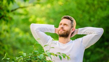 Sağlıklı bir şekilde sakla. Doğa relax spa tesisi. Doğanın gücünü hissedin. Adam yakışıklı sakallı adam sabah doğa arka plan uzanan. Yeni bir günle tanışın. Doğa huzurlu bir ortam. Doğal güzellik ilaçları