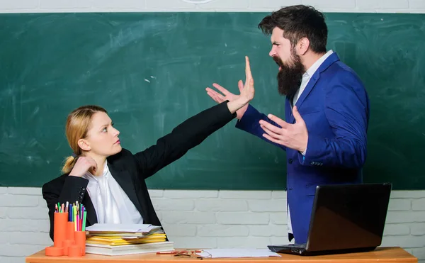 Por favor, cállate. Cansado de quejas. Indiferente sobre la objeción. Objeción descartada. Profesor de escuela y padre. Deja de hablarme. Concepto de crítica y objeción. Maestro quiere que el hombre se calle — Foto de Stock