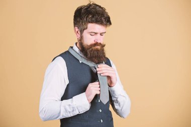 Yaka yukarı ve boyun etrafında kravat ile başlayın. Nasıl basit düğüm kravat. Erkeklik sanatı. Adam sakallı hipster düğüm yapmaya çalış. Kravat knot bağlama farklı şekillerde. Nasıl kravatlı kravat