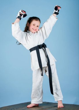 Karate dövüşçüsü savaşmaya hazır. Karate spor konsepti. Kendini savunma becerileri. Karate güven hissi verir. Güçlü ve kendine güvenen bir çocuk. O tehlikeli biri. Kemerli beyaz kimono kız küçük çocuk