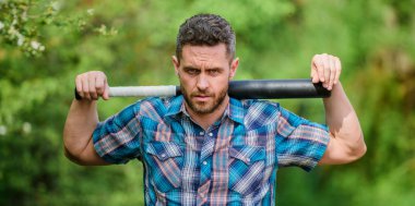 İlke kavramı. Gücüne güveniyor. Cudgel ile doğada kabadayı adam. Vahşi enerji. Güç ve güç. Gücümü hisset. Adam traşsız sıkı yüz siyah beyzbol sopası tutun. Güçlü öfke