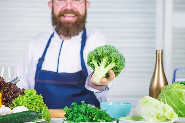 有机蔬菜。我只选择健康的成分。人煮帽子和围裙举行花椰菜。健康的营养理念。胡子专业厨师烹饪健康食品。健康素食食谱 — 图库照片