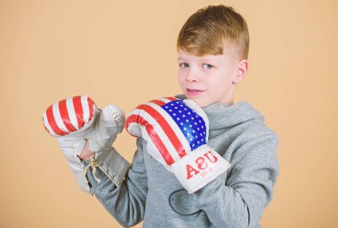 Sınırlamak için bastırıyor. egzersiz küçük çocuk boksör. ABD Bağımsızlık günü. Mutlu çocuk sporcu boks eldiven. Fitness diyet. enerji sağlık. nakavt spor başarı Delme. spor giyim moda