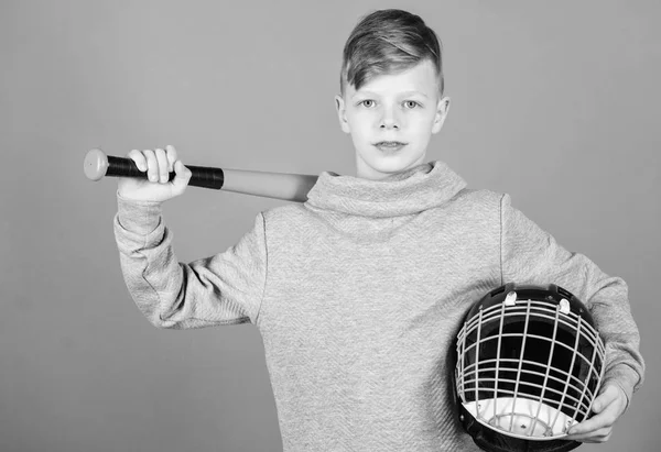 Entraînement de gymnase de garçon adolescent. Régime de remise en forme apporte santé et énergie. Batte de baseball et casque. Succès. Activité de l'enfance. Jeu de sport. enfant sportif. Joueur de baseball confiant. Garçon sur le stade de baseball — Photo