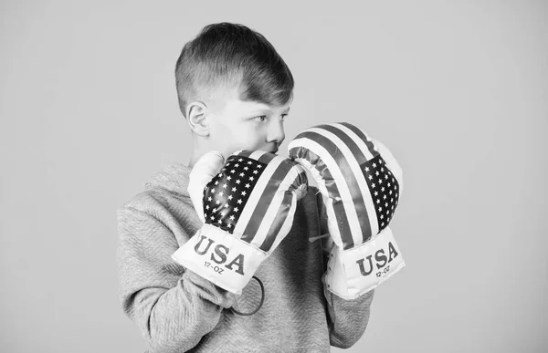 Hacia la victoria. Confiando en su fuerza. Empieza la carrera de boxeo. Niño deportista usar guantes de boxeo con bandera de EE.UU.. Concepto de boxeador americano. Atleta deportivo infantil practicando habilidades de boxeo. Boxeo deporte —  Fotos de Stock