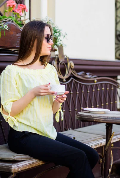 Dose de cafeína. Café para o dia de sucesso energético. Hora do pequeno-almoço no café. Menina desfrutar de café da manhã. À espera de um encontro. Mulher de óculos de sol bebe café ao ar livre. Menina relaxar no café cappuccino copo — Fotografia de Stock