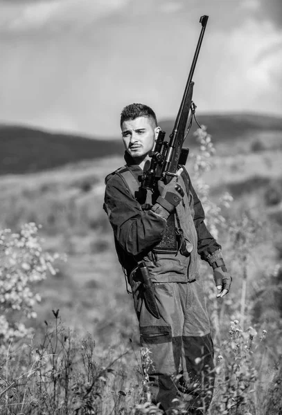 Homme avec équipement de chasse au fusil arrière-plan nature. Ce que vous devriez avoir tout en chassant l'environnement naturel. Recharge concept de fusil. Matériel de chasse et mesures de sécurité. Préparez-vous pour la chasse — Photo