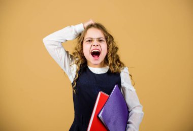 şok küçük kız öğretmen olmak istiyor. kağıt klasörü ile küçük kız. ev işi. günlük notları için not defteri. çalışma dersi. bilgi ve eğitim. Okula geri dön. Ekstra bir şey bekleyin