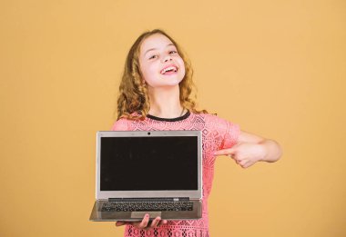 Kendi blogunu geliştirin. Kişisel blog. Sosyal ağlar ve blog. Bilgi kaynağı. Bloglama kavramı. Dizüstü bilgisayarı olan bir kız. Pc kullanarak küçük çocuk. Dijital teknoloji. Hayat online. Sörf internet
