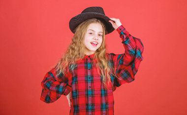 Yetenek kariyer geliştirmek. Oyunculuk Akademisi girin. Siyah şapkalı oyunculuk becerileri pratik kız sanat çocuk. Çocuklar için tiyatro okuluna. Oyunculuk dersi çocuklar çeşitli Tarzlar aracılığıyla rehberlik