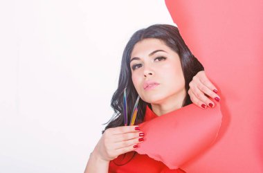 Güzellik dükkanı konsepti. Profesyonel kirpik uzatma cılız. Kozmetik cızırtı. Uzantıları günlük göz makyajı hemen hemen gereksiz hale. Kız makyaj yüz kirpik uzatma için cızırtı tutun