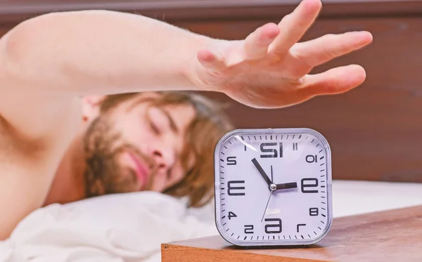 Foto mostrando o jovem se alongando na cama. O tipo está deitado na cama. Acorde de manhã. . — Fotografia de Stock