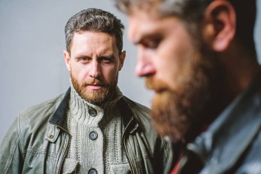 Berber ve sakal tımarı. Bakımlı sakallı erkek erkekler. Erkeklik ve vahşi bir görünüm. Erkek saç bakım ipuçları. Berber dükkanı konsepti. Erkekler sakallı ve bıyıklı yüz saç ile yakışıklı