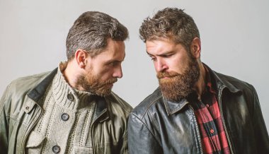 Takım zorbalık. Erkeklik ve vahşeti. Acımasız deri giysili emin hissediyorum. Vahşi erkek deri ceket giymek. Erkekler acımasız sakallı hippi. Yakışıklı şık ve serin. Erkeksi ve brutal arkadaşlar