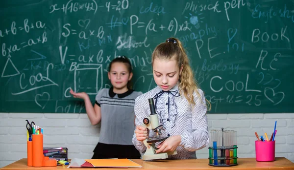 Little scientist work with microscope. Little girls in school lab. Microscope. Testing your blood. Children using microscope. Biology lesson. Back to school. science experiments in laboratory — Stock Photo, Image