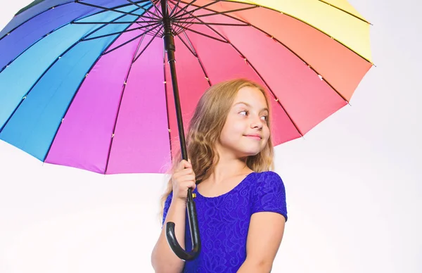 幸せな子供時代。学校の時間。傘で幸せな小さな女の子。秋のファッション。子。雨の日の傘を持つ小さな少女。この秋の日に保護された感じ。秋の冒険 — ストック写真