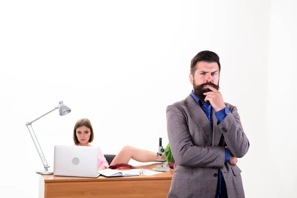 Sein eigener Chef zu sein. Chef und Untergebener. seriöse Chefin und weibliche Mitarbeiterin im Amt. Bärtiger Chef mit hübscher Mitarbeiterin im Hintergrund — Stockfoto