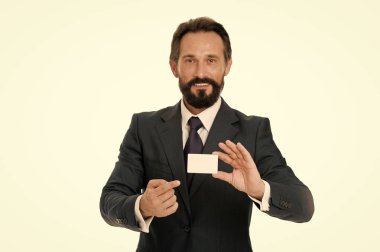 Bana temas kurmaktan çekinmeyin. Kendimi tanıtmama izin verin. İş adamı tutun plastik boş kartvizit. İşadamı kartvizit taşır. Özel tasarım kartı benzersiz. Bu numarayı ara. İşbirliği için iletişim