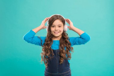 Online eğitim. Kız sevimli çocuk online ders dinleme. Daha fazla bilgi alın. Sesli kitap. Modern eğitim kavramı. Çevrimiçi eğitimin yararları. Bilgiye erişim. Dinleme dersi