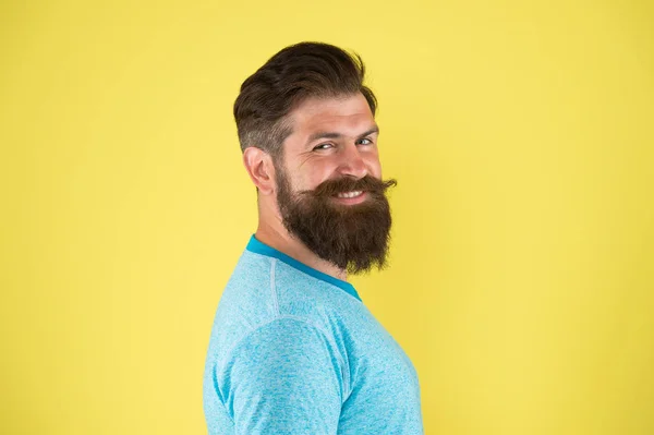 Leve seu cabelo para o próximo nível. Hipster feliz com barba longa e cabelo elegante no fundo amarelo. Homem barbudo com pêlos não raspados. Brutal cara com barba em forma e bigode cabelo — Fotografia de Stock