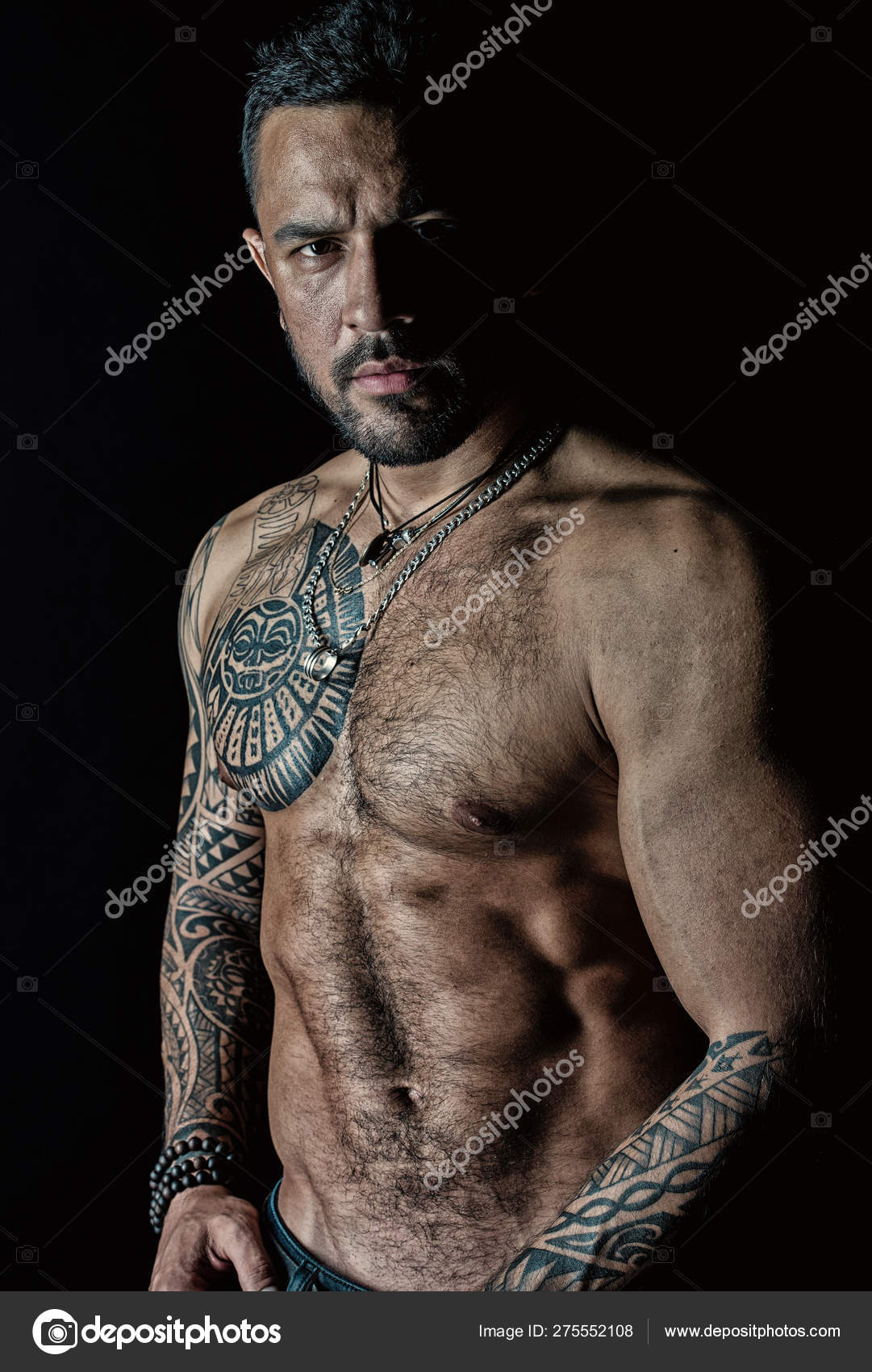 menor Triturado Palmadita Man with tattooed chest and arms. Bearded man with sexy muscular torso. Fit  model with tattoo