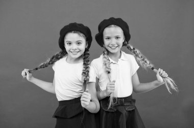 Uluslararası değişim okulu programı. Yurt dışında eğitim. Biçimde geçerli Uluslararası Okul girin. Fransızca Dil Okulu. Okul moda kavramı. Öğrenci gülümseyen kız resmi üniforma ve bere şapka giymek