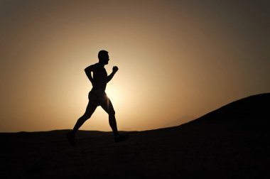 adam siluet günbatımı gökyüzüne çalıştıran