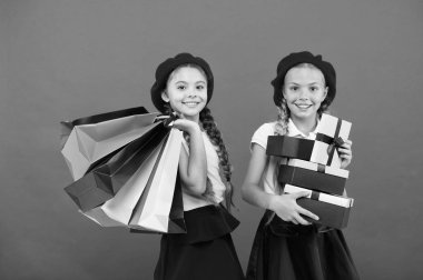 En iyi fiyat. Alışveriş Merkezi ziyaret. Çocuklar kızlar grup alışveriş torbaları veya Doğum günü hediye paketleri tutun. Hayalleri gerçek oldu. Mutlu çocukluk. Alışveriş kavramı. Tur alışveriş üzerinde çocuk şirin küçük kızlar. Şimdi satın al