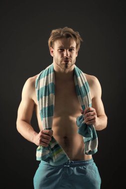 Boyun eğitimden sonra havlu ile seksi bir adam. Sporcu kas göğüs ve karın ile. Fitness atlet şort Sığdır gövde ile. Spor ve sağlık. Hijyen veya sağlık ve welness kavramı