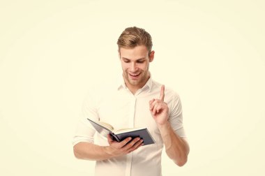 Özenli işadamı okuma yeni proje. Ofiste çalışan baktılar adam. ciddi iş adamı kitabını okudum. fikir. modern okul işyeri. Duygusal öğretmen okulda yeni konu açıklayan