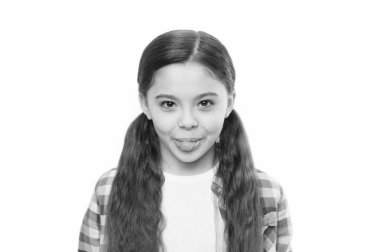 Gerçek bir tatlı olmak. Dil gösterilen esmer saçlı küçük bir çocuk. Uzun saç modeli ile şirin kız. Şık at kuyruğu saç modeli olan küçük kız. Küçük saç modeli ile güzellik bak. Çocuklar için Kuaför Salonu